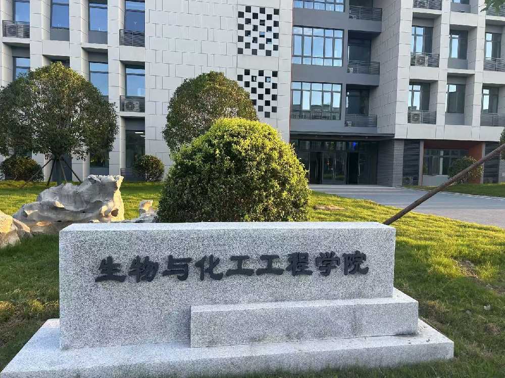 布拖县扬州职业大学体育场高杆灯项目